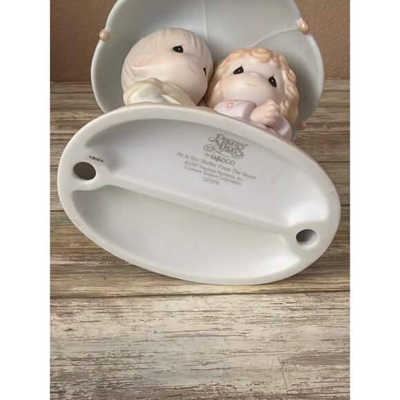 Precious Moments 1997 "He Is Our Shelter From the Storm" #523550 Enesco NIB - Picture 10 of 15